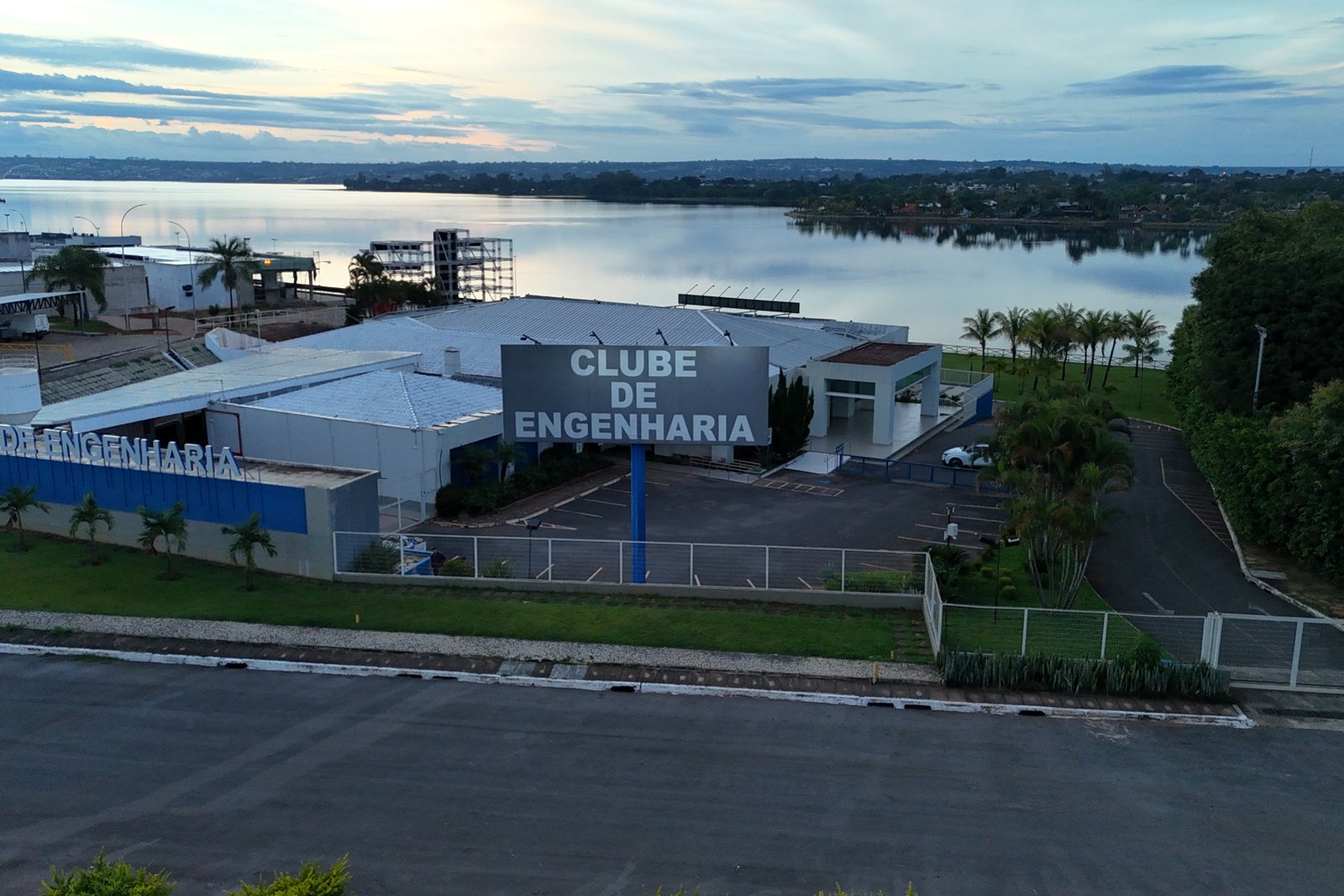 Vista aérea do Clube de Engenharia de Brasília às margens do Lago Paranoá