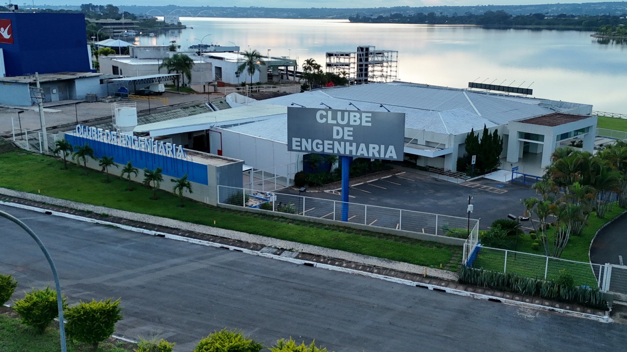 Fachada do Clube de Engenharia de Brasília às margens do Lago Paranoá