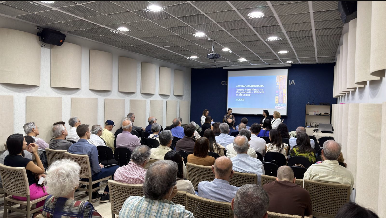 Associados reunidos em evento do Clube de Engenharia de Brasília