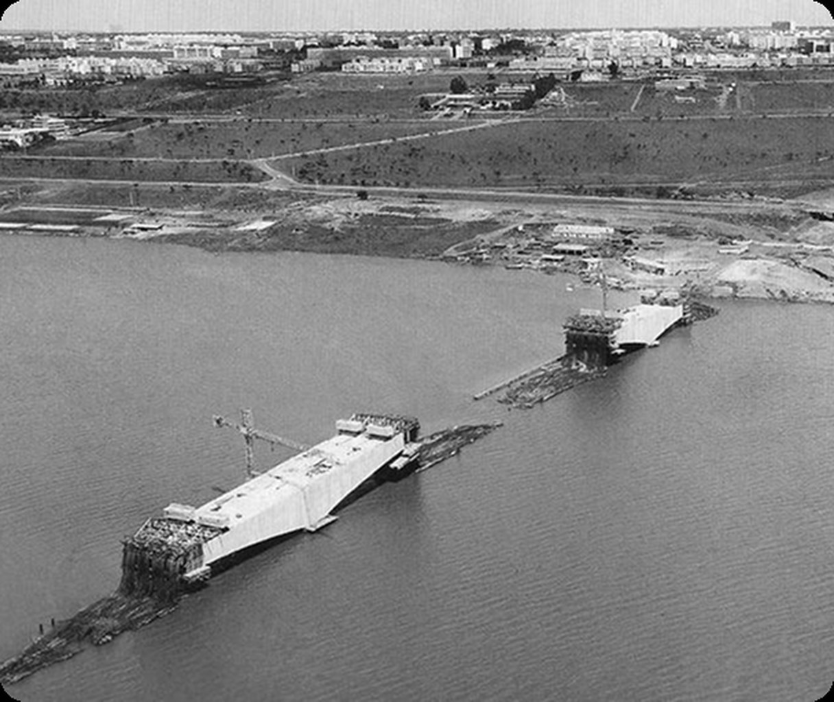 Construção da Ponte Costa e Silva sobre o Lago Paranoá, em Brasília